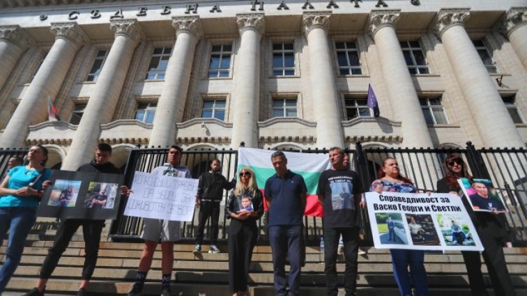 Близки на загинали в катастрофи отново протестират в София