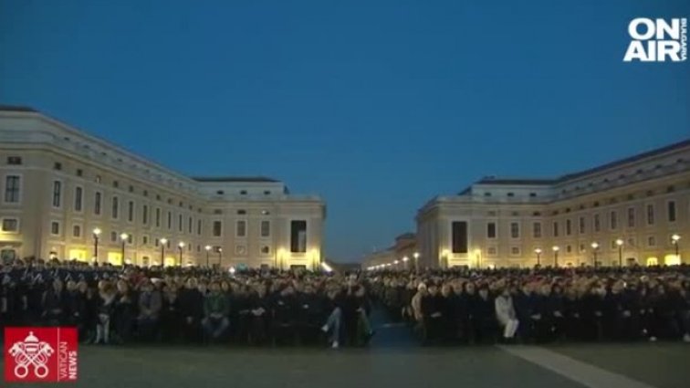 Близо 30-метров смърч грейна на площад "Свети Петър" във Ватикана