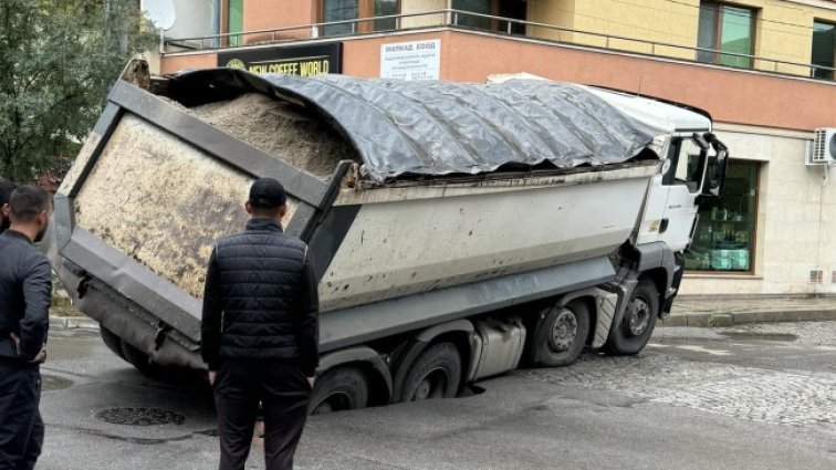 Улица в "Редута" пропадна, в дупката е попаднал камион 