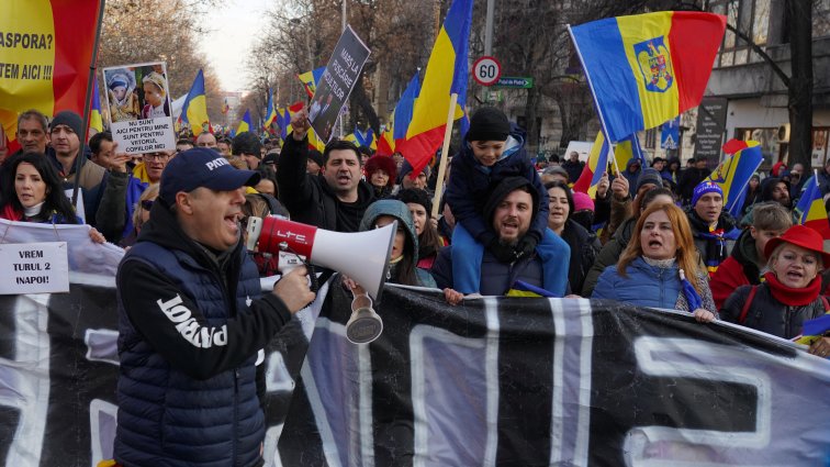 Поддръжници на Джорджеску хвърляха бутилки и предмети срещу полицаи в Букурещ