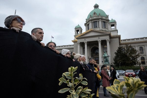 Поддръжници на опозицията държат черен транспарант пред сградата на парламента в Белград, Сърбия, докато блокират пътя за петнадесет минути. За да отдадат почит към петнадесетте жертви на фаталното срутване на покрива на жп гарата в Нови Сад. Снимка: Reuters