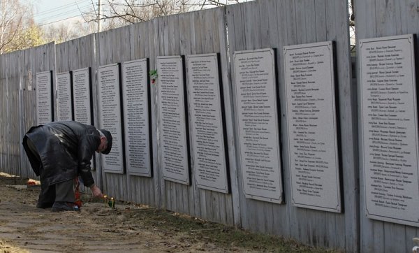 Руснак пали свещ пред мемориала с имената на свещеници и монаси, жертва на Сталинизма, близо Москва. Смята се, че през 1937-1938 година на Бутовски полигон са били екзекутирани 20 761 политически затворници, между които около 1000 свещеници. Снимка: БГНЕС

&nbsp;