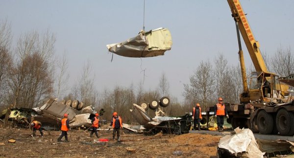 Руски работници събират отломките от разбития Ту-154 край Смоленск. При самолетната катастрофа в събота загина полският президент и още над 90 души. Снимка: БГНЕС