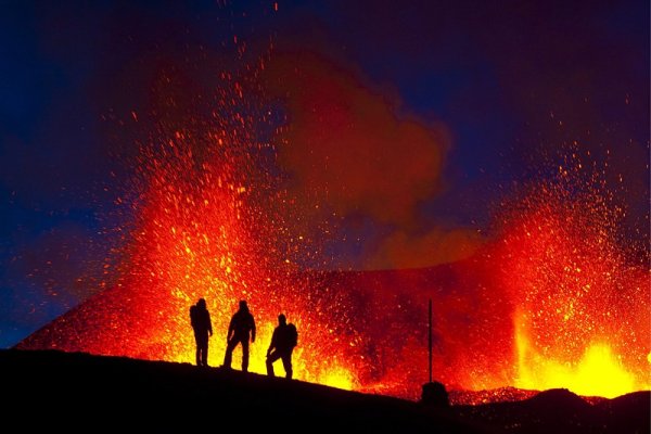 Вулканично изригване на същия ледник в Исландия в края на март. Снимка: БГНЕС