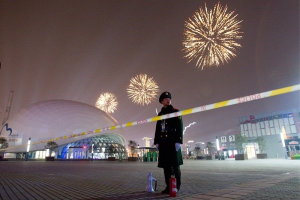 Полицай пази репетициите за откриването на Shanghai World Expo.  Снимка: БГНЕС