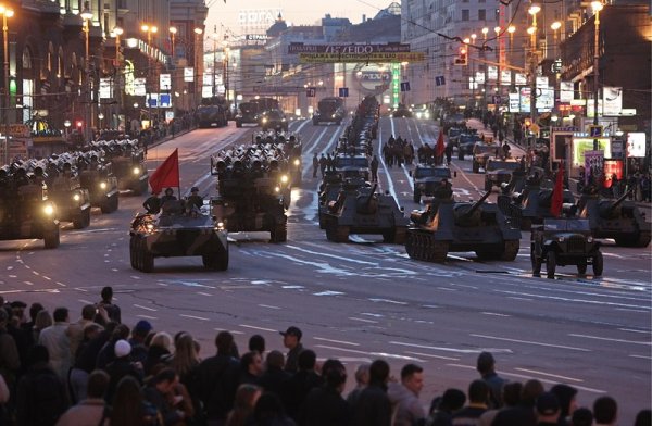 В Русия пък репетират за военния парад за Деня на победата 9 май. Тежка военна техника минава по улица &bdquo;Тверская&ldquo; в Москва.  Снимка: БГНЕС