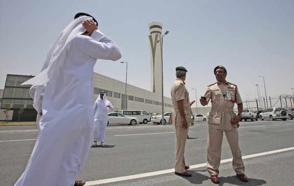 Контролната кула на новото летище Al Maktoum Airport в Дубай. Когато бъде завършено напълно, то ще бъде най-голямото летище в света с пет писти, четири терминала и капацитет от 160 милиона пътници. Снимка: БГНЕС