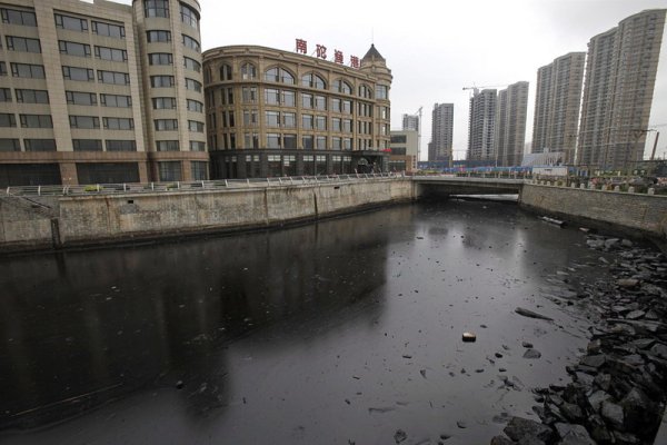 Снимка, разпространена от Грийнпийс, показва замърсена вода в град Далиан, Китай. В Жълто море се излива суров петрол след експлозия в нефтопровод в пристанището на града. По официална информация на китайското правителство нефтеното петно е 180 квадратни километра. Снимка: БГНЕС