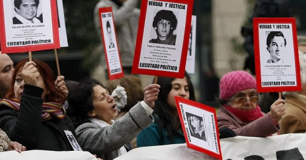 Близки на екзекутирани политзатворници в Чили протестират, след като Католическата църква в страната внесе в правителството предложение за амнистия на затворници, включително осъдени за нарушаване на човешките права. Снимка: БГНЕС
&nbsp;