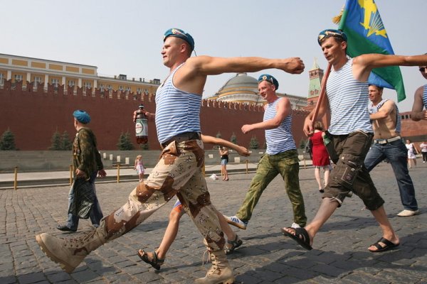 Бивши парашутисти маршируват в цивилни дрехи на Червения площад в Москва по повод Деня на парашутиста в Русия. Снимка: БГНЕС