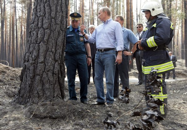 Руският премиер Владимир Путин оглежда щетите от наскоро потушен пожар край Воронеж. Само през последните 24 часа в Русия са избухнали 300 нови пожара. Снимка: БГНЕС
&nbsp;