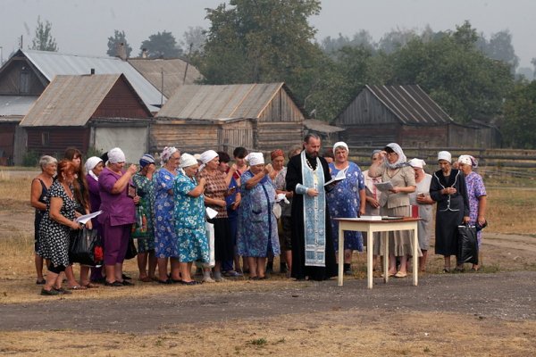 Жители на село Крюша, на 270 километра от Москва, се молят за край на пожарите в страната. Снимка: БГНЕС