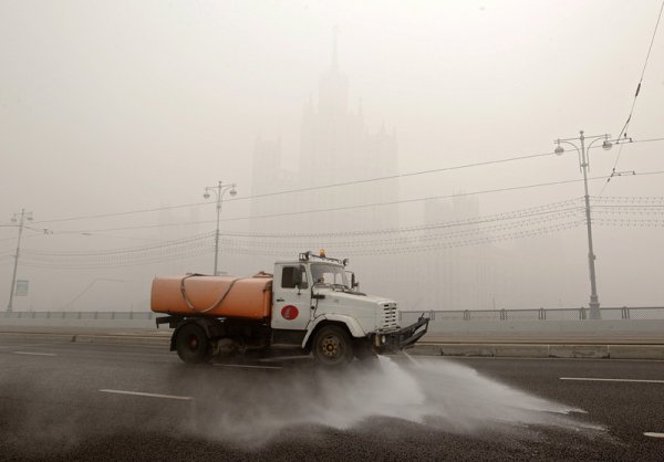 Улиците на Москва се обливат с вода, за да се намали горещината в столицата. Снимка: БГНЕС