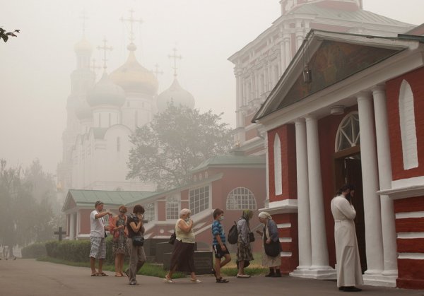 Вярващи се събират в Новодевичи манастир в Москва. Снимка: БГНЕС