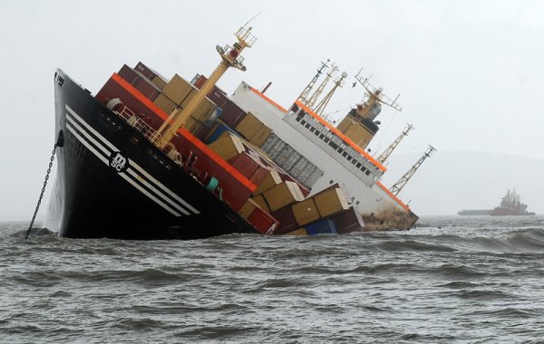 Контейнери се изсипват във водата след сблъсъка на товарния кораб MSC Chitra с друг кораб близо до бреговете на Мумбай, Индия. 33-ма моряци от кораба са спасени, съобщи индийската брегова охрана. Корабите, които са дълги по 200 метра, са се сблъскали на около пет морски мили от брега на Мумбай. След сблъсъка  MSC Chitra започнал опасно да се наклонява и контейнерите да се изсипват в морето. Снимка: БГНЕС
&nbsp;