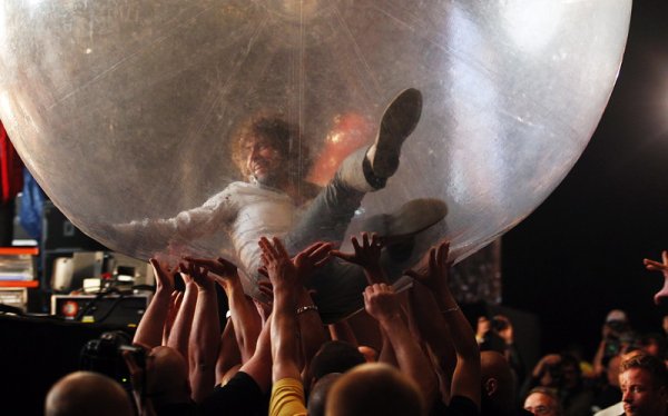 Публиката носи фронтмена на The Flaming Lips на заключителната вечер на  OFF Festival в Катовице, Полша. Снимка: БГНЕС