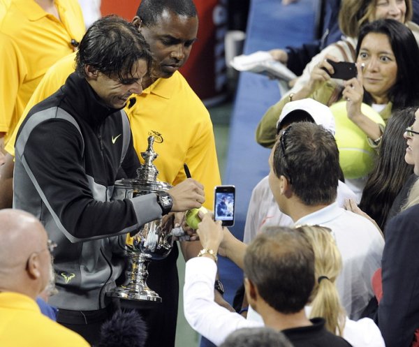 Рафаел Надал държи трофея си от US Open Tennis Championship, докато приема поздравления от фенове. Снимка: БГНЕС 
&nbsp;