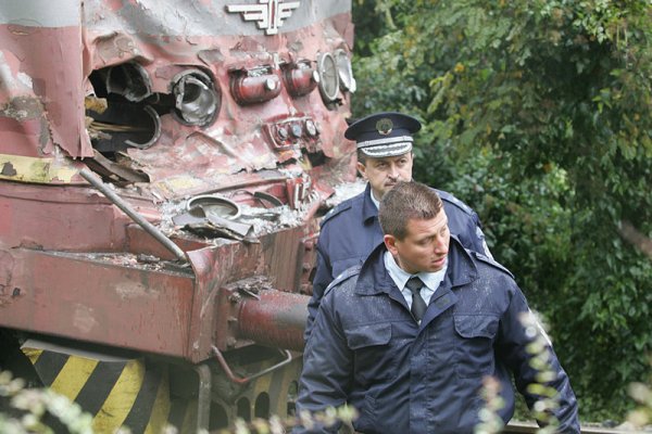 Причините за сблъсъка се изясняват, но вероятно човешка грешка е довела до объркване в електронната система. По първоначални данни трети локомотив е подвел системата, като е минал по трасето минути преди навлизането на двата трена. Дали пускането на третия влак е диспечерска грешка, или на машиниста, ще се изяснява. Снимка: БГНЕС