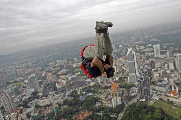 Bасе-jumping е екстремен спорт, в който парашутисти скачат от високи сгради и инфраструктурни обекти, вместо от самолети. Снимка: БГНЕС