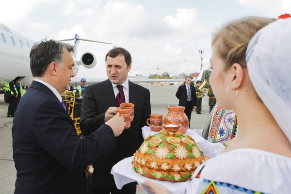 Премиерът на Унгария Виктор Орбан (вляво) дегустира молдовско вино с молдовския си колега Владимир Филат при пристигането си на летището в Кишинев. Снимка: БГНЕС