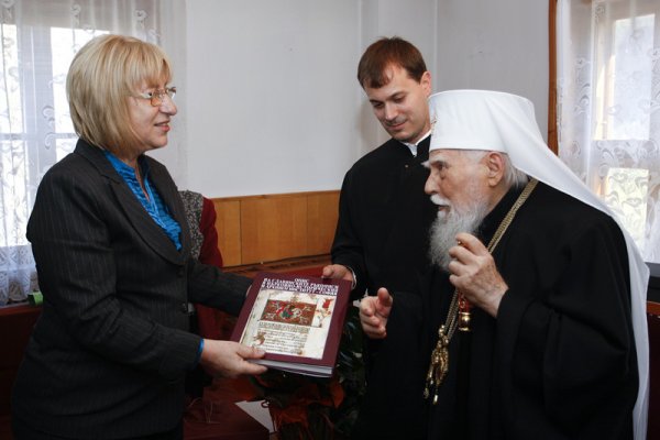 Председателят на парламента Цецка Цачева посети Троянския манастир, за да поздрави лично българския патриарх Максим по случай неговия празник. Снимка: БГНЕС