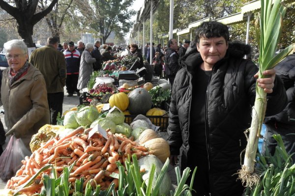 Търговка предлага зеленчуци за зимнина на пазара в Благоевград. Снимка: БГНЕС