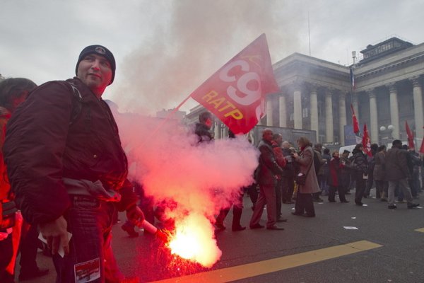 Хиляди хора излязоха на протест в Париж срещу пенсионната реформа във Франция. Снимка: БГНЕС