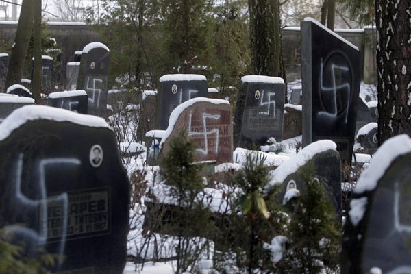 Вандали нашариха с нацистки символи гробища в столицата на Латвия &ndash; Рига. От нацистката атака пострадаха над 100 паметници. Снимка: БГНЕС