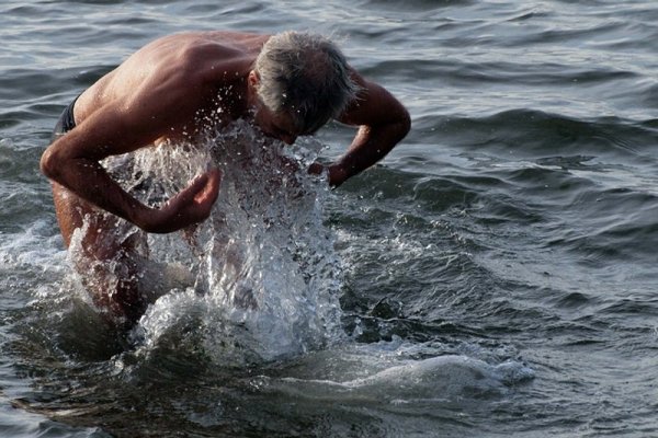 Мъж се къпе във водите на Черно море край Варна. Температурата на морската вода е между 8-9 градуса. Снимка: БГНЕС