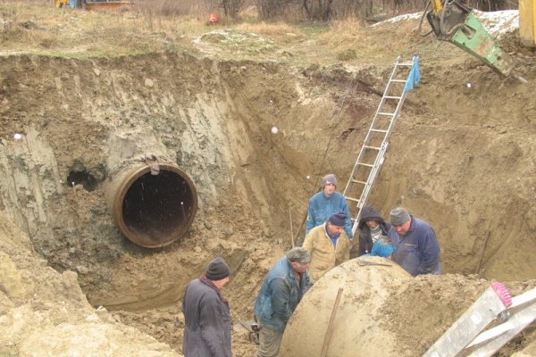 Спукана 30-годишна тръба от главния водопровод остави без вода 100 000 жители на Велико Търново и още 7 селища от общината. Аварията е на стоманобетонна тръба в района на с. Пчелище. Снимка: БГНЕС