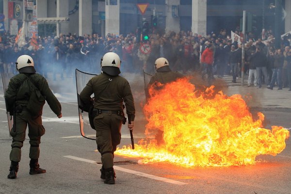 Пореден ден на протести пред парламента в гръцката столица Атина. Протестиращите влязоха в сблъсък със силите на реда в желанието си да се противопоставят на мерките на правителството за съкращаване на разходите в замяна на кредитна подкрепа от ЕС и МВФ. Снимка: БГНЕС