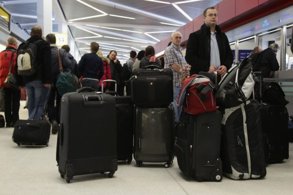 Стотици пътници останаха блокирани на летището в германската столица Берлин. Причината е леден дъжд, който се изсипа над града и обледи пистата за излитане на самолетите. Снимка: Getty Images/Guliver Photos