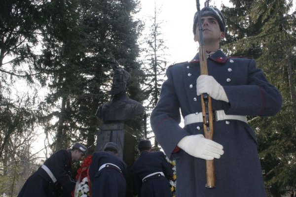 Гвардейци поднасят цветя на паметника на Христо Ботев. Столичната община, Министерството на отбраната и Общонародна фондация &quot;Христо Ботйов&quot; организираха тържествена церемония по повод 163-тата годишнина на българския поет и революционер. Снимка: Булфото