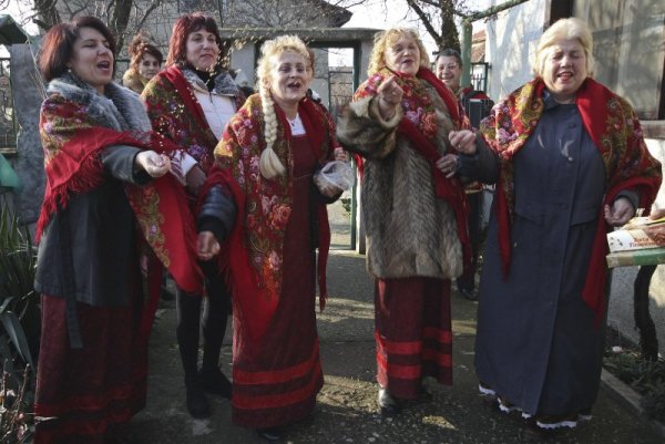 Потомците на донски казаци, които живеят във варненското село Казашко, празнуват Нова година. Фолклорен състав обикаля къщите на своите съселяни и с песни и наричания пожелава здраве и благоденствие през Новата година. Снимка: Булфото