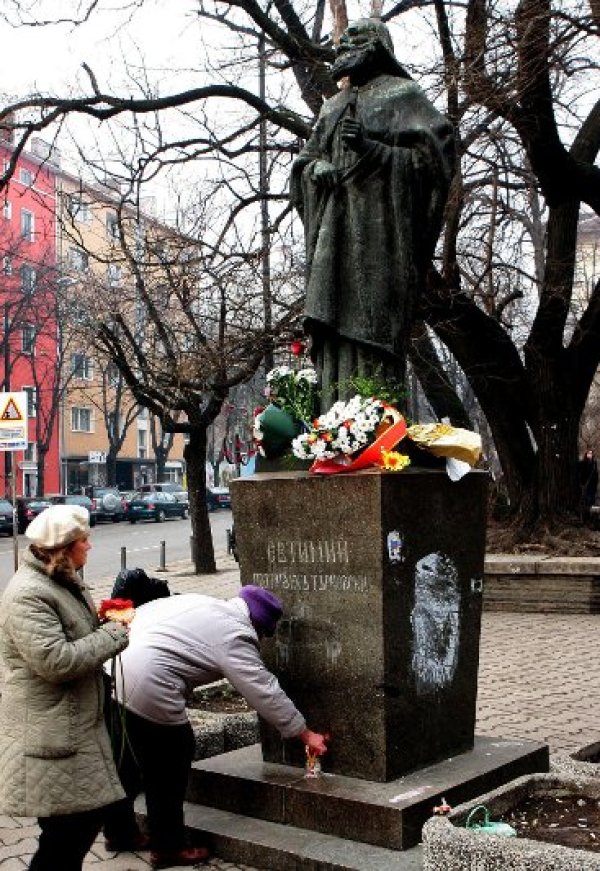 Българската православна църква чества паметта на патриарх Евтимий Търновски. Признателни столичани полагат цветя и палят свещ в памет на последния защитник на Второто българско царство. Снимка: Булфото