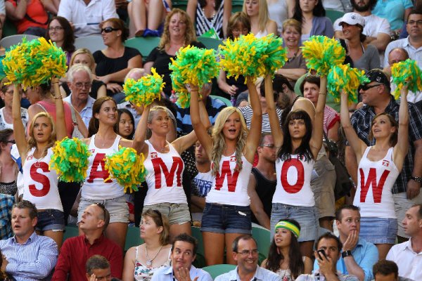 Фенки на тениса в Австралия подкрепят своята любимка Саманта Стоусър по време на мача й срещу рускинята Вера Душевина. Снимка: Getty Images/Guliver Photos