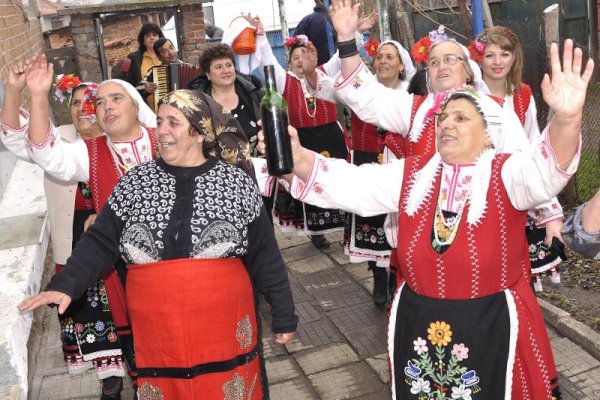 Баби в национални носии отбелязват Бабинден с бутилка вино в димитровградското село Узунджово. Снимка: Булфото