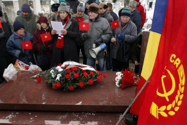 Десетки румънци положиха цветя на гроба на бившия румънски диктатор Николае Чаушеску по повод 93-годишнината от рождението на комунистическия лидер. Снимка: БТА