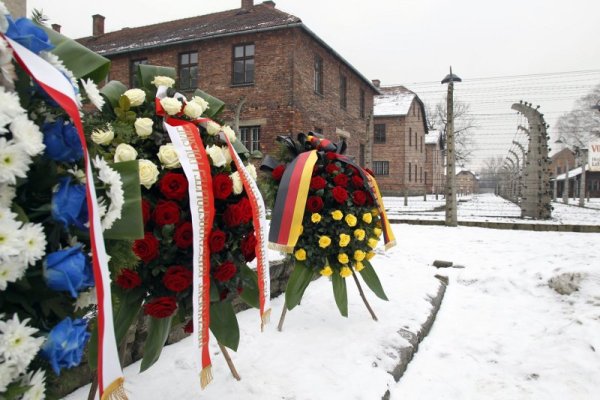 На днешния 27 януари светът отбелязва Международния ден в памет на жертвите на Холокоста. Десетки венци и цветя бяха оставени до входа на един от най-големите концлагери &ndash; Аушвиц край полския град Освиенцим. Снимка: БТА