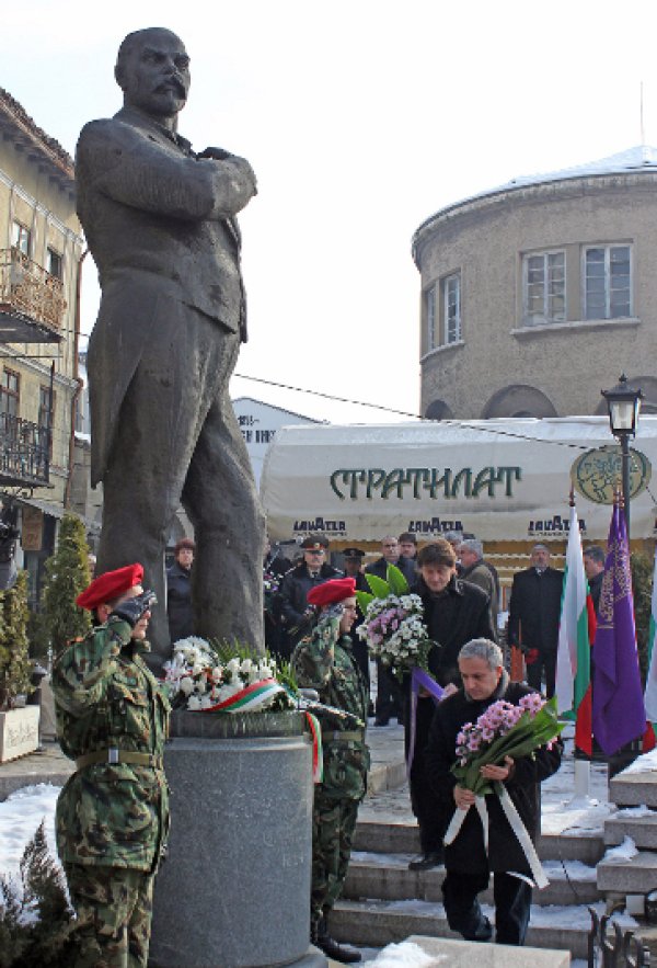 Във Велико Търново отбелязаха 157 години от рождението на великия български революционер и политик Стефан Стамболов. Снимка: БТА