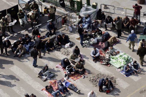 Протестиращи мъже в столицата на Египет Кайро си почиват на централния площад Тахрир преди петъчните протести. Преди ден в телевизионно обръщение президентът Хосни Мубарак обяви, че няма да подаде оставка. Снимка: БТА