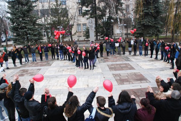 Десетки младежи се събраха в центъра на Враца и хванати за ръце образуваха огромно сърце по случай Деня на влюбените. На събитието, организирано от Младежкия дом и младежката структура на БЧК, бяха раздадени презервативи и хартиени сърца с любовни послания. Снимка: БТА