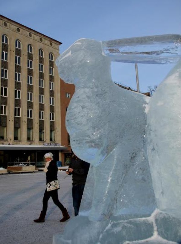 Пешеходци се разхождат покрай ледена скулптура на заек в столицата на Естония – Талин. Снимка: БТА