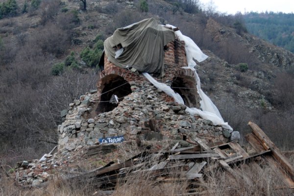 Това са останките на средновековната църква "Св. Тодор" край Бобошево, датираща към 10-12 в. Тя е обявена за паметник на културата с национално значение, който отдавна чака реставрация и намесата на Софийската митрополия и компетентните за опазването му държавни органи. Снимка: БТА