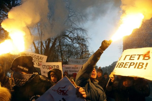 Украински студенти протестират пред сградата на парламента в столицата Киев. Те са недоволни от увеличаването на таксите за обучение в университетите в страната и намаляването на броя на местата за висше образование. Снимка: БТА