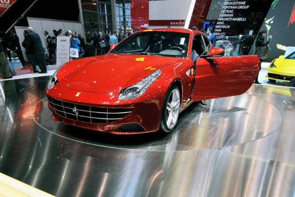 Новото Ferrari FF събира очите на посетителите по време на 81-вото издание на автоизложение в Женева. Снимка: БТА