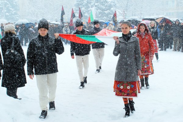 С издигане на националното знаме, поднасяне на цветя пред паметника на загиналите във войните и концерт в Монтана бе отбелязан националния празник на България. Снимка: БТА