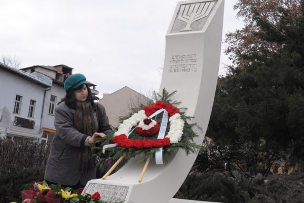 С кратко тържество край Паметника на Благодарността в Пловдив бе отбелязана 68-ата годишнина от спасяването на българските евреи от депортиране. Снимка: БТА