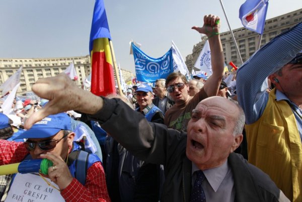 Румънци протестират в центъра на столицата Букурещ срещу промените в кодекса на труда в северната ни съседка. Снимка: БТА