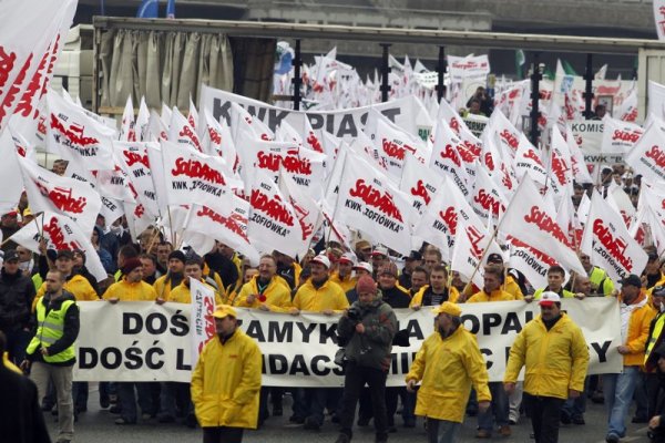 Няколко хиляди миньори излязоха на протест по улиците на полския град Катовице. Те протестират срещу решенията на правителството за приватизация в сектора. Снимка: БТА